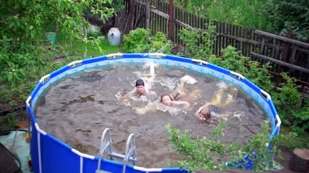 Счастливые трое подростков купаются в бассейне под открытым небом — стоковое видео
