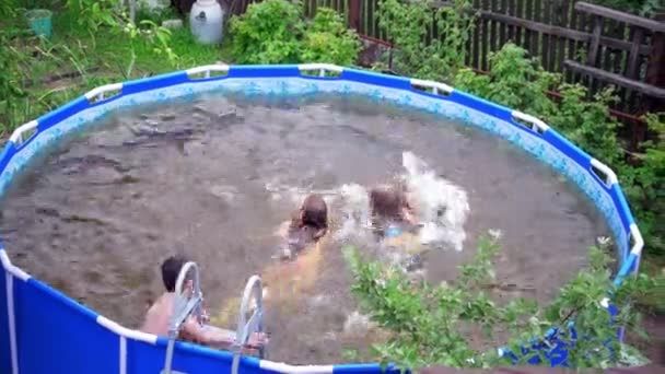 Três adolescentes nadando na piscina ao ar livre no dia de verão — Vídeo de Stock