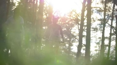 Eğleniyor genç çift ormanda Bisiklet keyfi