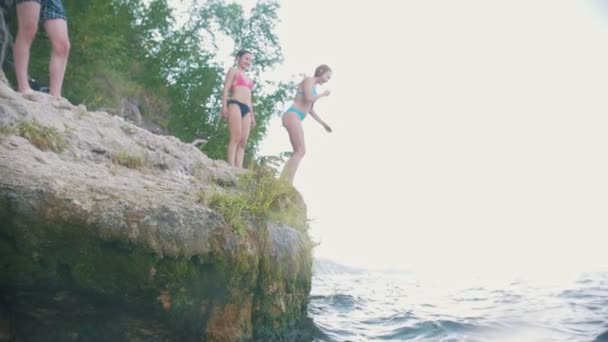 Девушка прыгает в реку в природе, замедленная съемка — стоковое видео