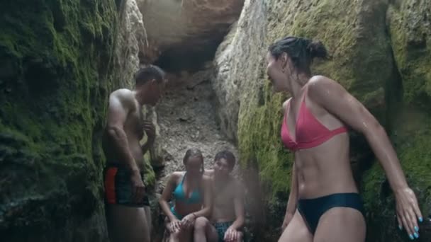 Dos parejas se comunican y se relajan en el agua, en el barranco al aire libre — Vídeo de stock