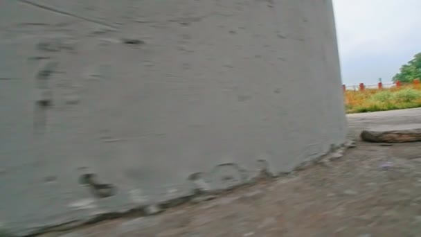 Парни, ищейка, делают трюк под мостом — стоковое видео