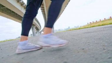 Biri ateş duvarı, telefoto çalıştıran bir hile yaparak akrobat