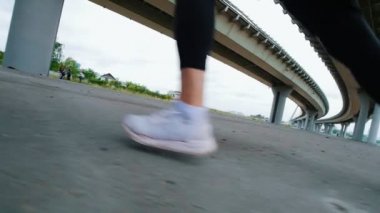 Fiske vurmak sırt, akrobatlar ayak