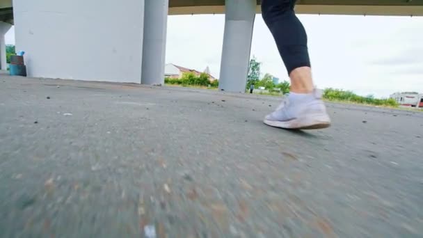 Parkour, manliga acrobat gör en körning — Stockvideo