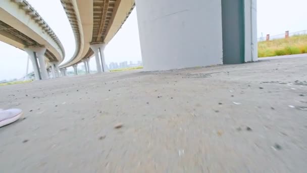 Спортсмен делает сальто с пробежкой — стоковое видео