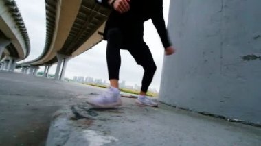 Köprü, yavaş hareket altında akrobatik numaralar