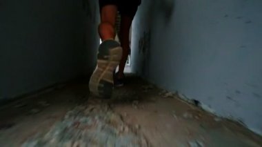 Belgili tanımlık hüner, ağır çekim sırasında Acrobat ayak