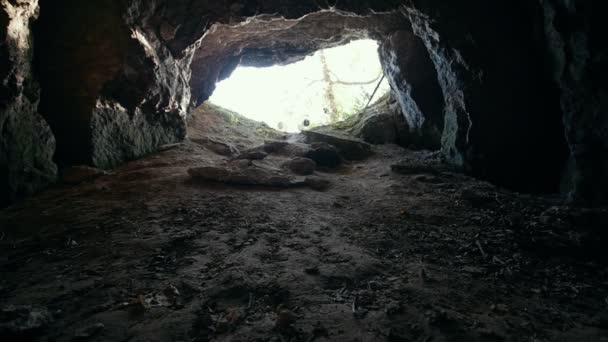 Helme fliegen in die dunkle Höhle — Stockvideo