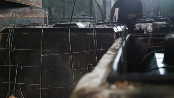 Homme travaillant avec des blocs de béton dans l'entreprise — Video