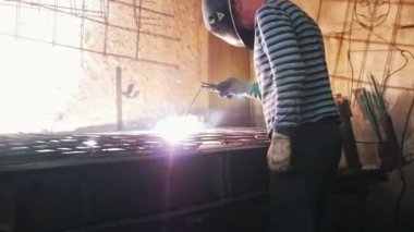 Adam kaynakçı Fabrikası'nda parçalar üretmek için kullanılan ağır çekim