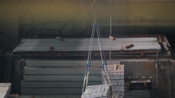 Transfert de blocs de béton à l'autre extrémité du hall de production industrielle — Video