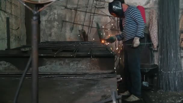 Pracovník svařuje stříbro na rostlině — Stock video
