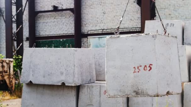 La gru sposta la lastra di cemento sulla produzione industriale — Video Stock