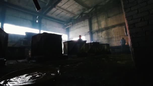 Gotas de agua en la fábrica: los trabajadores sueldan piezas en la fabricación de metales — Vídeo de stock