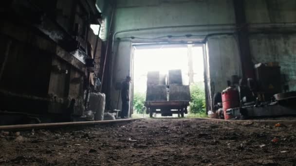 L'uomo allo stabilimento prende una macchina con cemento — Video Stock