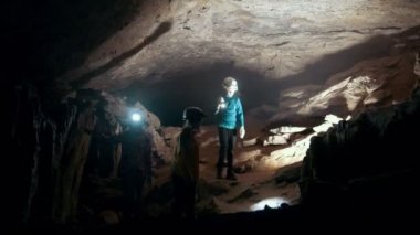 Kask fener ile çocuklarda geliyor karanlık bir mağarada