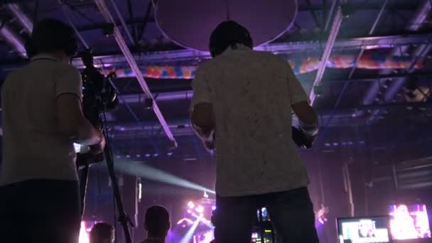 Cameraman riprese di fronte al palco mentre la banda musicale suona la sua musica in concerto — Video Stock