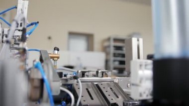 Mekanik ekipmanlar atölyede mini fabrika gibi çalışır.