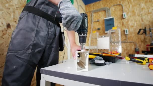 Joven en el taller trabajando con destornillador — Vídeos de Stock