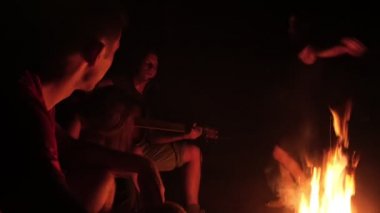 Oynama ve kamp ateşi dans geceleri genç arkadaşlar