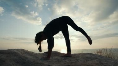 Güneş doğarken acro yoga taş ince kadın meşgul