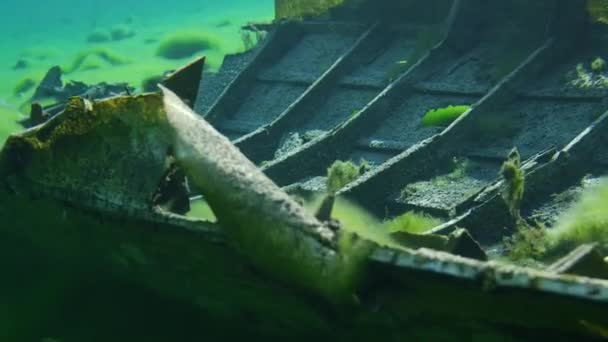 Opuštěný objekt pod vodou v modré jezero — Stock video