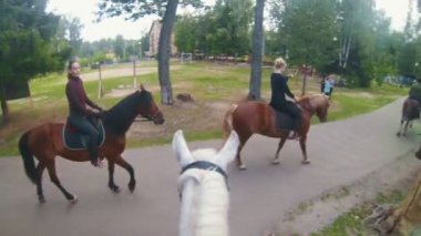 Grup bisikletçi ahır dışarı atlı