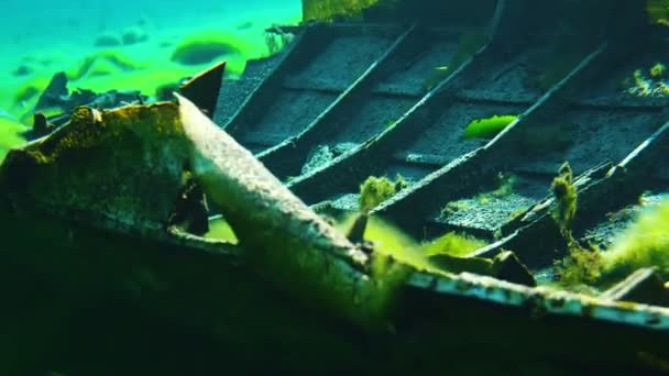 Objeto abandonado bajo el agua en el lago azul — Vídeo de stock