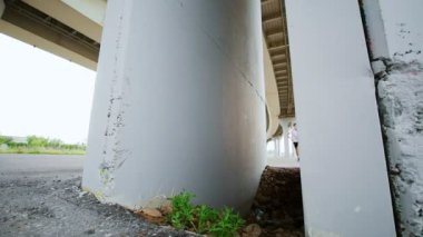 Adam ağır çekim köprünün altından hile yok