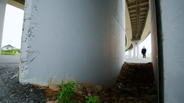 Parkour, tío haciendo volteretas, vista de fondo — Vídeos de Stock