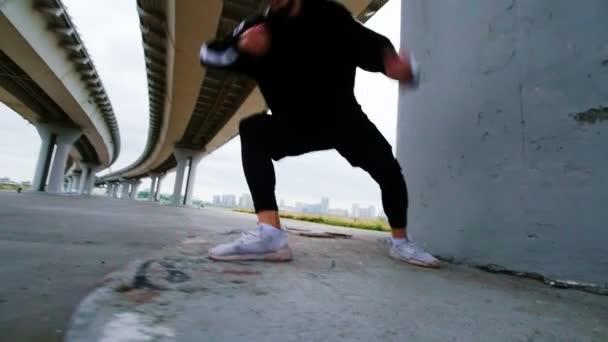 Akrobatische Tricks unter der Brücke, Zeitlupe — Stockvideo