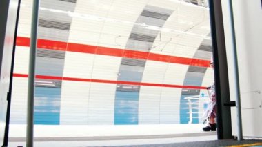 İki Müslüman kadın Metro arabaya gel