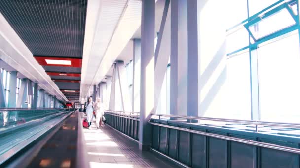 Two muslim women traveling in railway station — Stock Video