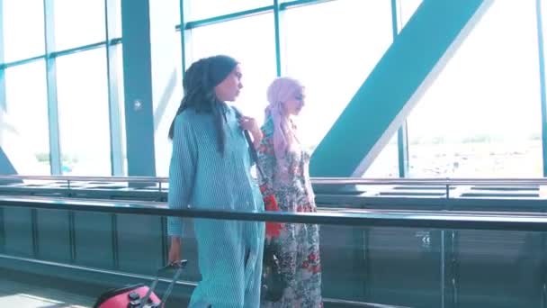 Deux musulmanes voyageant en gare — Video