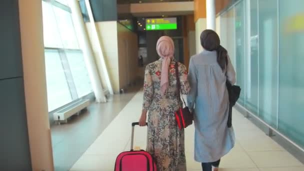 带袋子的穆斯林妇女在地铁里走下走廊 — 图库视频影像