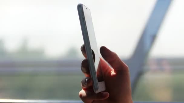 Телефон в руке в поезде путешествия — стоковое видео
