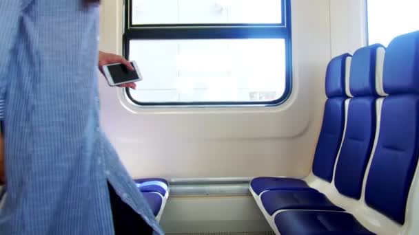 Due donne musulmane si incontrano in treno con i bagagli — Video Stock