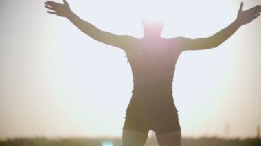 Atletik kadın günbatımında atlama