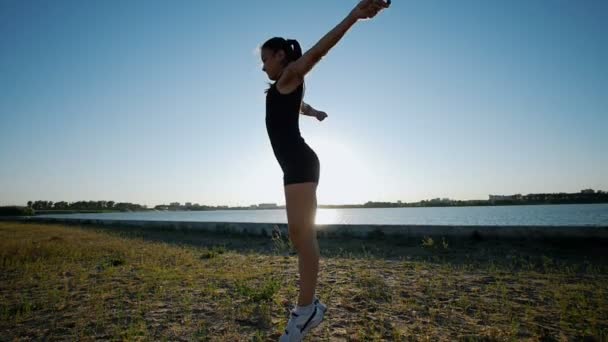 Mujer atlética saltando en zapatillas blancas — Vídeos de Stock