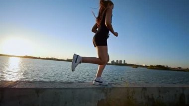 Rıhtımlar üzerinde çalışan güzel atletik kız