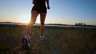 Atletik genç kadın için nehir geçiyor