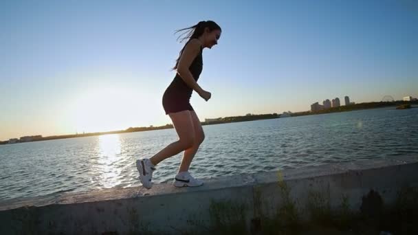 美丽的运动女孩在海滨奔跑 — 图库视频影像