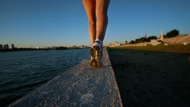 Linda mulher desportiva correndo perto do rio — Vídeo de Stock