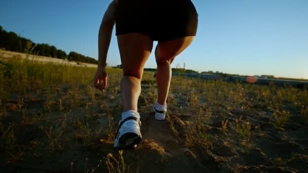 Athletische junge Frau läuft auf — Stockvideo