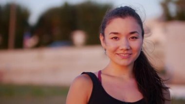 Gülümseyen güzel genç kadın.