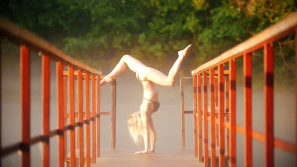 身着泳装的年轻女子运动和下腿 — 图库视频影像