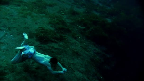 运动男子潜入深清澈的湖泊 — 图库视频影像