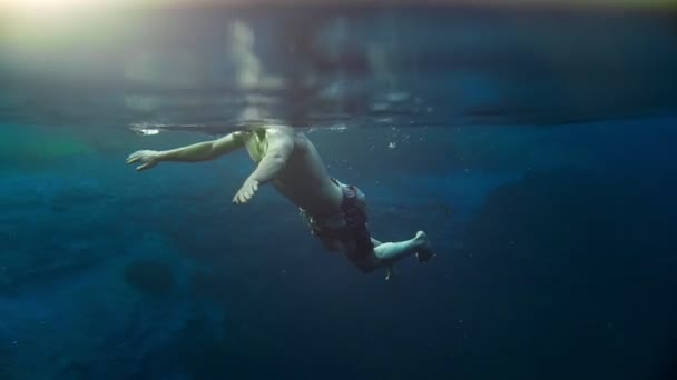 Unterwasserschwimmen Blick auf athletischen Mann — Stockvideo