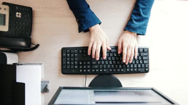 コンピューターのキーボード、トップ ビューで入力女性手 — ストック動画